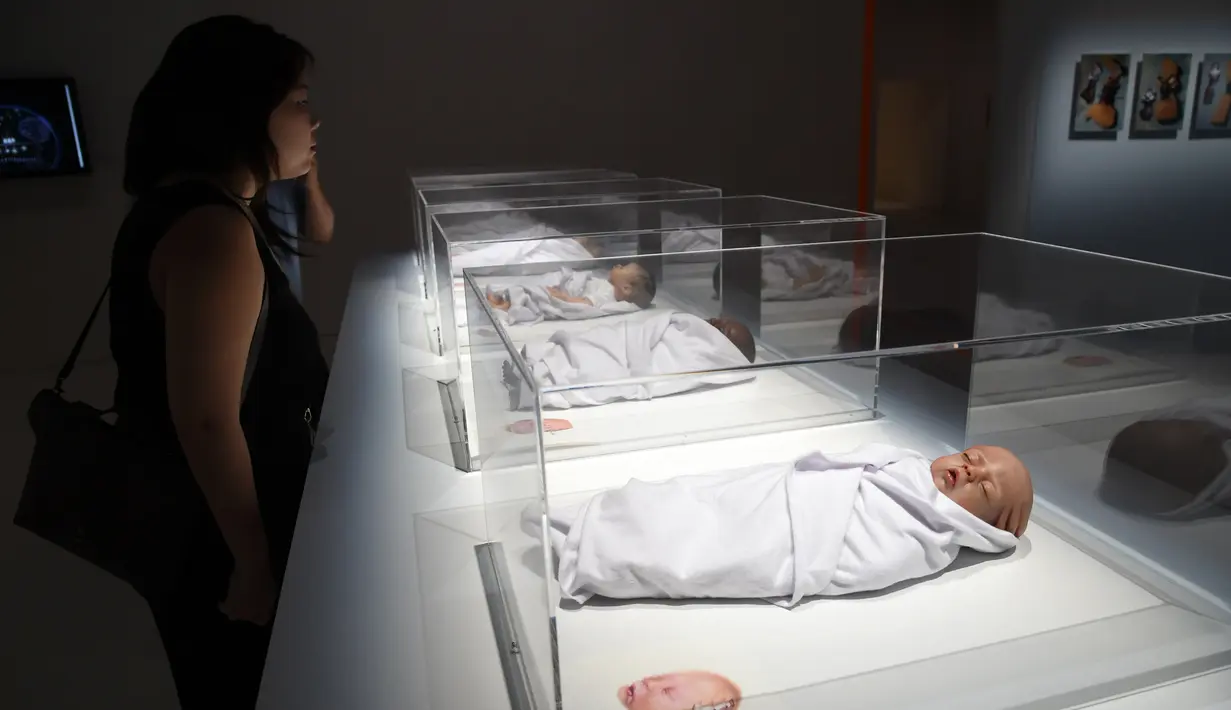 Pengunjung melihat instalasi seni oleh Agatha Haines berjudul Transfigurasi ditampilkan di museum Art Science, Singapura, Kamis (18/5). Pameran futuristik ini adalah karya dari 40 lebih seniman internasional. (AFP FOTO / ROSLAN RAHMAN)