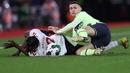 Hingga babak pertama usai, Phil Foden dkk hanya mampu melepaskan dua tendangan tanpa satu pun yang tepat sasaran. (AFP/Adrian Dennis)