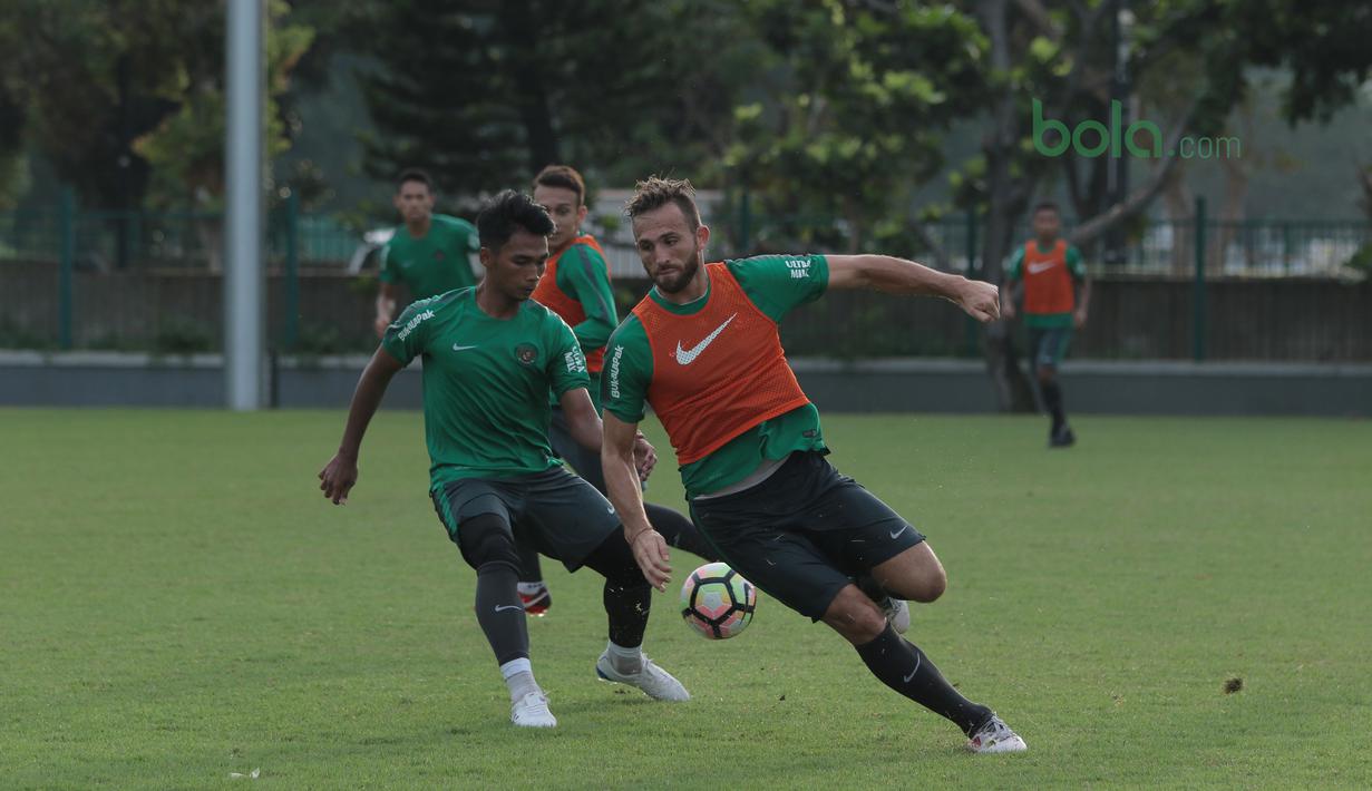 Ilija Spasojevic saat mengecoh rekannya pada sesi latihan di Lapangan ABC, Senayan,  (24/4/2018). Timnas mempersiapkan diri untuk mengikuti turnamen PSSI Anniversary 27 April-3 Mei 2018. (Bola.com/Nicklas Hanoatubun)