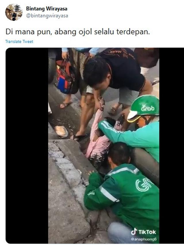 driver ojol bantu bocah keluar selokan