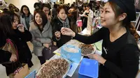 Ilustrasi perempuan Jepang membeli coklat di Hari Valentine (AFP Photo)
