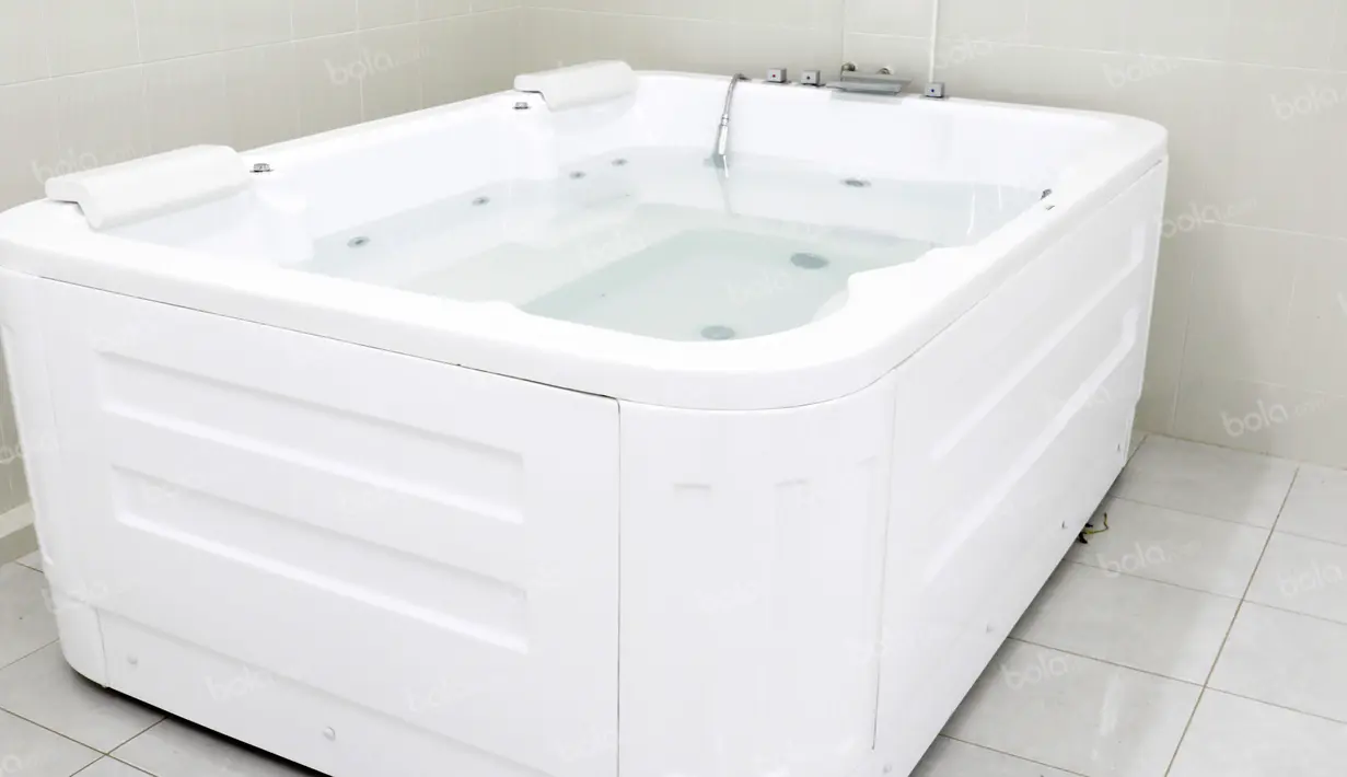 Bathtub untuk membuat pemain rileks sebelum dan sesudah bertanding di Stadion Gelora Bandung Lautan Api, Sabtu (2/7/2016). (Bola.com/Nicklas Hanoatubun)