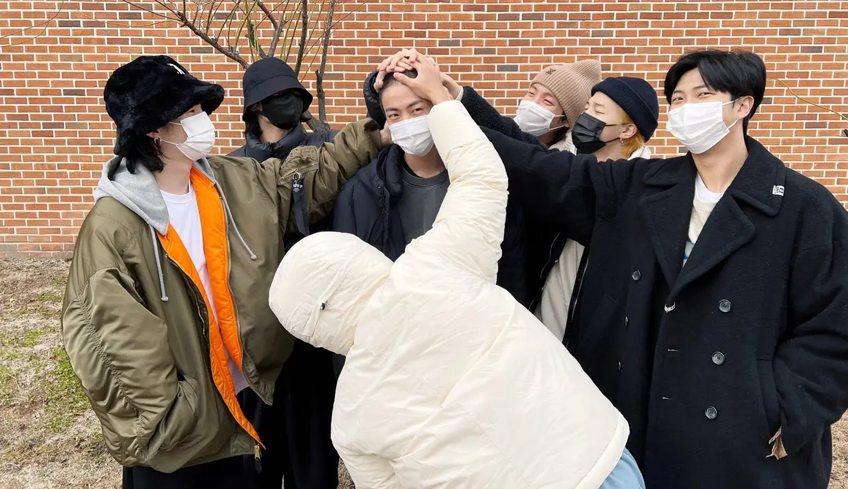 Para member juga terlihat memberikan salam perpisahan yang begitu hangat kepada pria dengan nama lengkap Kim Seok Jin untuk menjalani wajib militer. Dalam unggahan Twitter, enam member BTS lainnya tampak memberikan semangat kepada Jin dengan mengusap kepalanya. (Liputan6.com/Twitter/@bts_twt)
