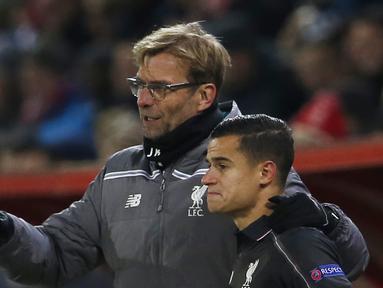 Pelatih Liverpool, Juergen Klopp memberikan instruksi kepada Philippe Coutinho pada lanjutan UEFA Europa League grup B di Stadion Stade Tourbillon, Sion, Switzerland, Jumat (11/12/2015) dini hari WIB. (Reuters / Lee Smith)