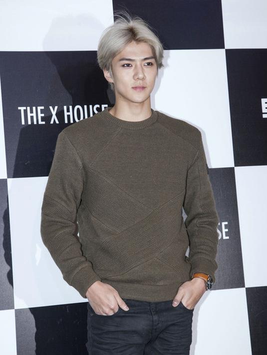 Warna rambut yang jadi favorit para penggemar EXO, saat Sehun tampil dengan rambut sedikit panjang berwarna silver ini. Sehun menjajal gaya rambut tersebut saat tengah mempromosikan album repackage bertajuk 'Love Me Right' (Liputan6.com/Kapanlagi)