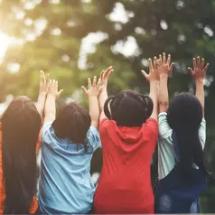 Anak yang memiliki kecerdasan di bawah rata-rata mungkin menunjukkan keterlambatan dalam perkembangan bicara dan bahasa. Foto: Freepik