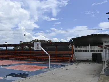Pemandangan lapangan basket di penjara Tocoron di Tocoron, Negara Bagian Aragua, Venezuela, diambil pada tanggal 23 September 2023. (Photo by YURI CORTEZ / AFP)