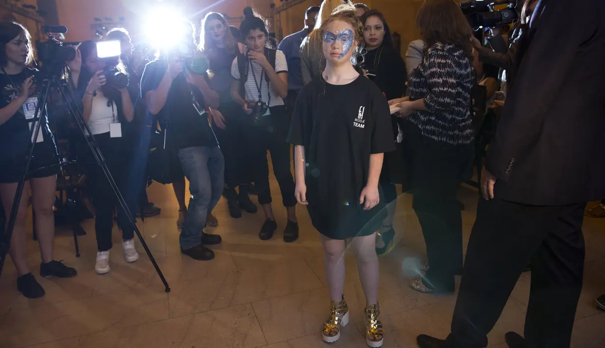 Madeline Stuart, model Australia dengan down syndrome menemui media usai memperagakan koleksi Hendrik Vermeulen untuk Musim Panas dan Semi 2016 di acara peragaan busana New York Fashion Week, Minggu (13/9/2015). (REUTERS/Andrew Kelly)