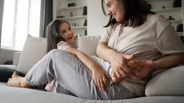 Pendekatan parenting ini berfokus pada bagaimana orang tua dapat lebih mengontrol diri mereka.