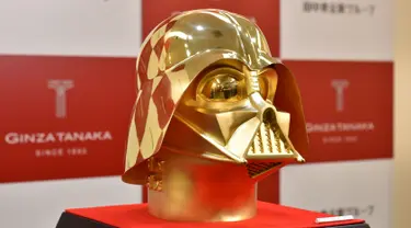 Sebuah topeng pelaku film Star Wars, Darth Vader, dari emas murni akan dijual dengan harga 154 juta yen atau sekitar Rp.19,5 miliar di Ginza Tokyo Jepang, Selasa (25/4). (AFP Photo/Kazuhiro NOGI)