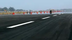 Kondisi landasan pacu atau runway Bandara Internasional Yogyakarta, Kulon Progo, DI Yogyakarta, Rabu (24/4). Landasan pacu Bandara Internasional Yogyakarta memiliki panjang 3.250 meter dengan lebar 45 meter. (Liputan6.com/Helmi Fithriansyah)