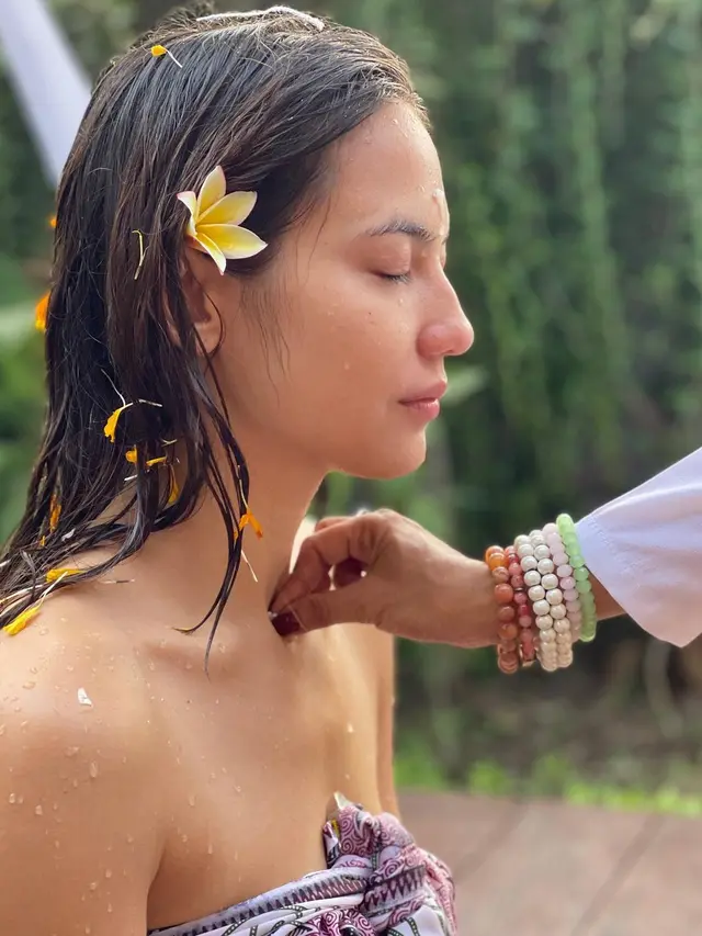 Pevita Pearce jalani ritual untuk menyembuhkan trauma (Foto: Instagram/@pevpearce)