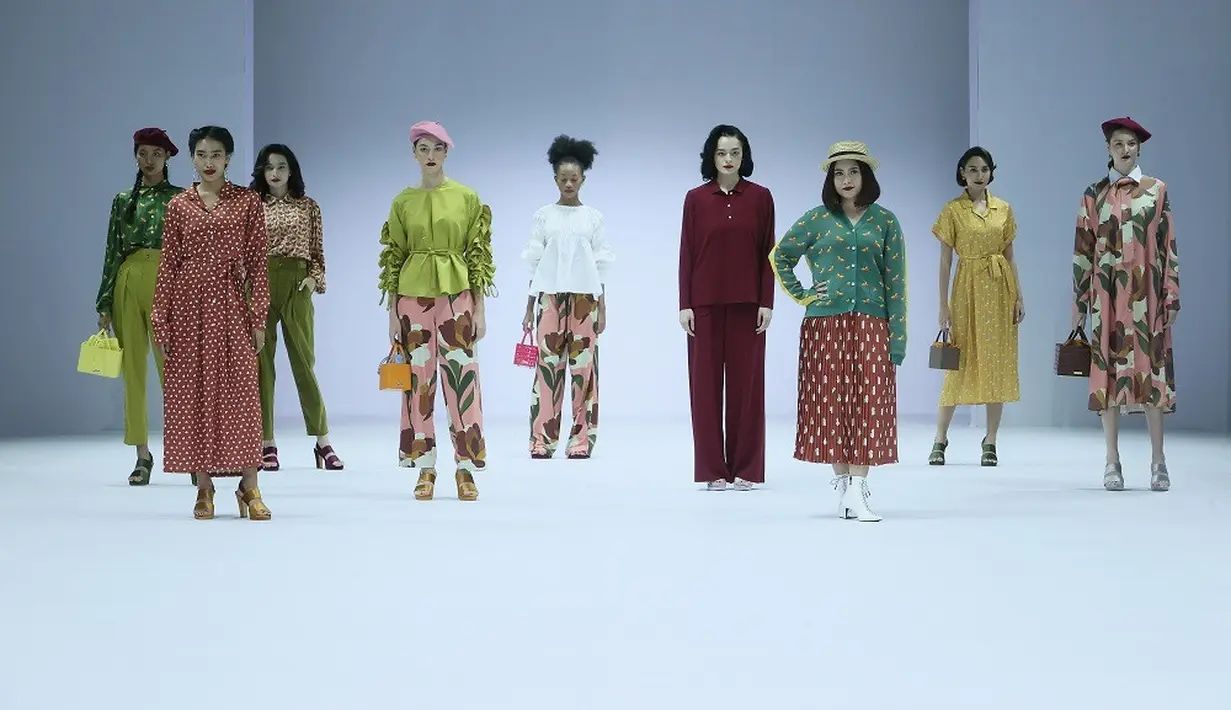 Tak hanya itu, brand lokal Nona juga turut menghiasi panggung JFW 2022 yang menampilkan koleksi busana bertajuk “Autumn Sonet”.