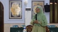 Penulis Achi TM dan Agung Argopo mengisi program Pelatihan Menulis Cerpen bertema “Bergerak Serentak Maju Bersama Santri Indonesia” di sejumlah kota. (Foto: Dok. Tim Erlangga)
