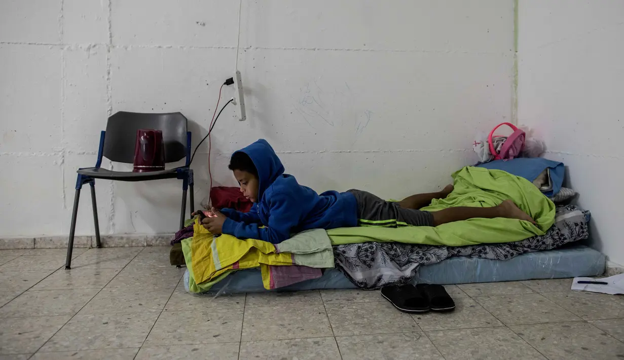 Seorang anak beristirahat saat berlindung dari serangan roket di shelter bom Kota Ashkelon, Israel, Rabu (13/11/2019). Militan Palestina menghujani Israel dengan roket sebagai balasan atas tewasnya komandan Jihad Islam Palestina Baha Abu Al-Ata dalam serangan udara Israel. (AP Photo/Tsafrir Abayov)