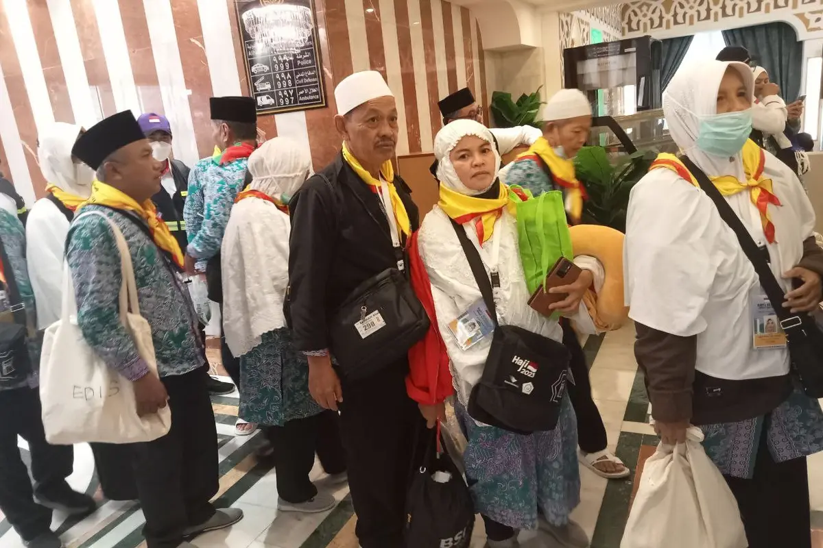 Jemaah haji Indonesia kloter pertama dari Embarkasi Jakarta-Pondok Gede