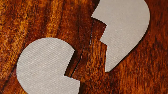 Ini Cara Zodiak Aquarius Diam-Diam Menyembuhkan Diri Setelah Patah Hati