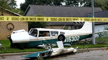 Lokasi kecelakaan pesawat di daerah Houston di Texas, Amerika Serikat (AS) (28/7/2020). Dua orang terluka ketika pesawat kecil itu jatuh pada Selasa (28/7) pagi di sebuah permukiman di Houston. (Xinhua/Steven Song)