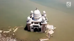 Pandangan udara Masjid Terapung Arqam Bab Al Rahman pasca gempa dan tsunami Palu di Pantai Talise, Sulawesi Tengah. Masjid yang dibangun tahun 2011 awalnya menampung 150 jamaah. (Liputan6.com/Fery Padolo)