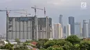 Suasana jajaran perkantoran dan gedung bertingkat di kawasan Jakarta, Minggu (7/10). Sekitar 42 persen dari gedung-gedung pencakar langit memiliki ketinggian di atas 150 meter yang umumnya digunakan untuk perkantoran. (Merdeka.com/Iqbal S Nugroho)