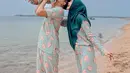 Ketika liburan, Ria dan Teuku Ryan juga sering mengajak Baby Moana kembaran baju. Ketika sedang berada di pantai, mereka tampak mengenakan baju dengan motif semangka. Baby Moana berhasil bikin gemas.(Liputan6.com/IG/@riaricis1795)