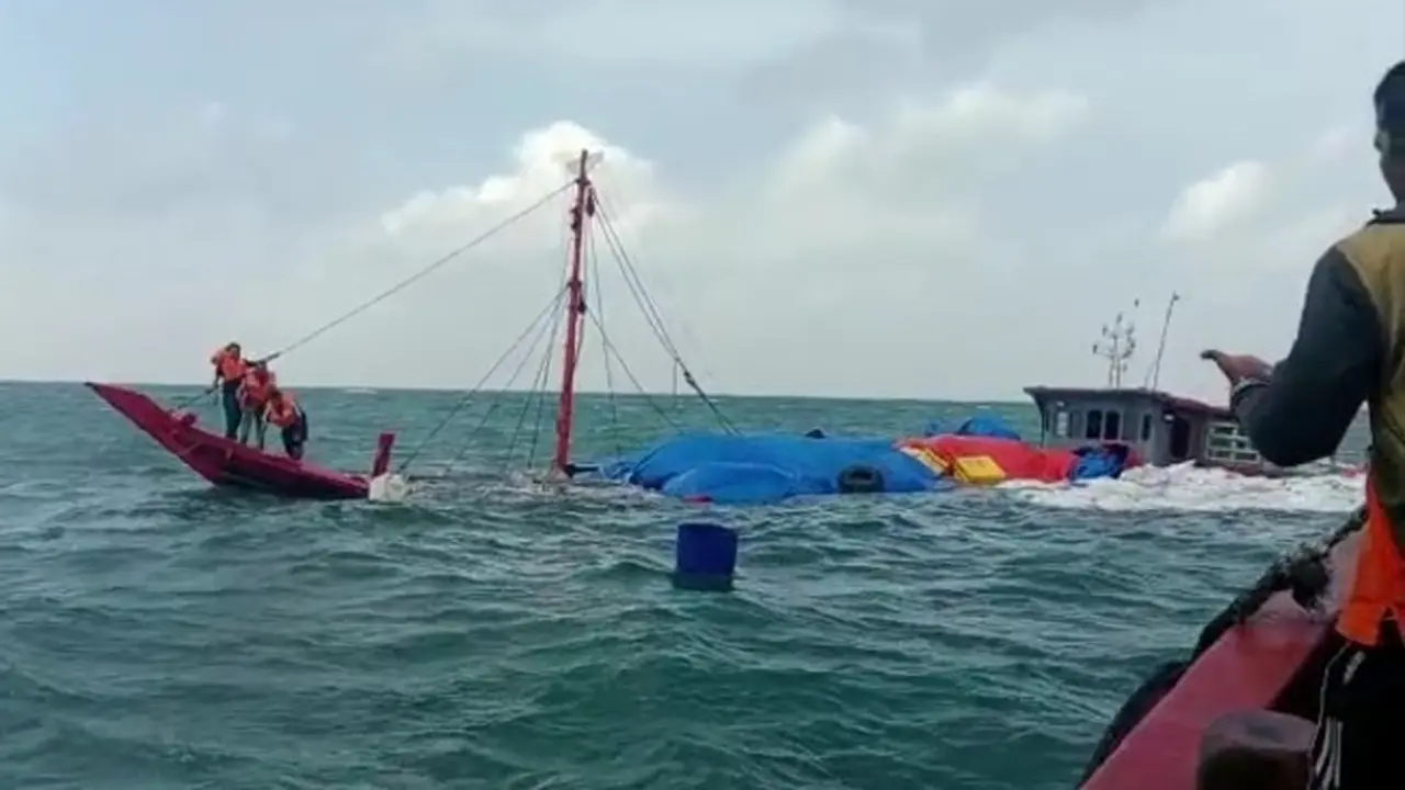 Proses evakuasi ABK Kapal KM Lintang Timur Samudera yang karam di Selat Malaka oleh nelayan.