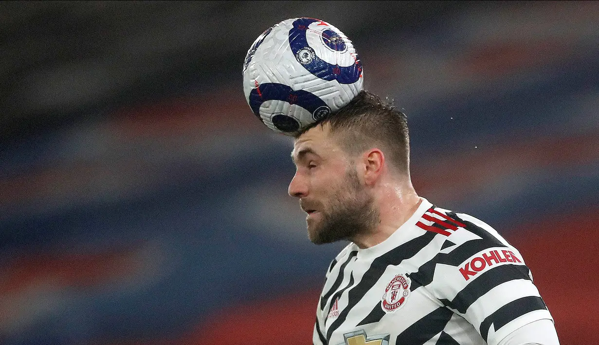Bek Manchester United, Luke Shaw menyundul bola dalam pertandingan lanjutan Liga Inggris melawan Crystal Palace. (Foto: AFP/Pool/Matthew Childs)