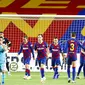 Para pemain Barcelona merayakan gol yang dicetak oleh Lionel Messi ke gawang Leganes pada laga La Liga di Stadion Camp Nou, Selasa (16/6/2020). Barcelona menang 2-0 atas Leganes. (AP Photo/Joan Montfort)