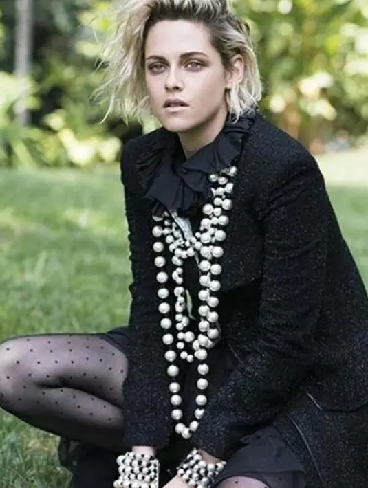 Foto-foto Stewart dalam keadaan telanjang kabarnya diretas dan menyebar di dunia maya. Hal ini pun memancing emosi Stewart yang akhirnya mengancam akan melaporkan situs manapun yang mempublikasi fotonya. (Instagram/kristenstewart)