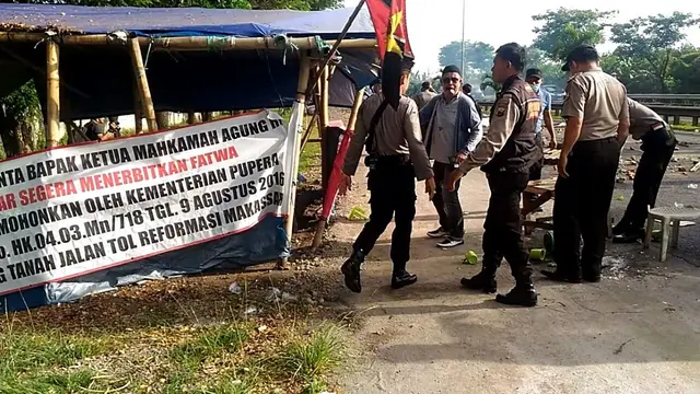 Aksi penutupan jalan tol reformasi Makassar tahun 2017 lalu (Liputan6.com/ Eka Hakim)