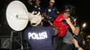 Polisi menangkap buruh yang berusaha melawan di depan Istana Merdeka, Jakarta, Jumat (30/10/2015). Pembubaran tersebut merupakan prosedur tetap dari kepolisian yang telah diatur dalam undang-undang. (Liputan6.com/Immanuel Antonius)