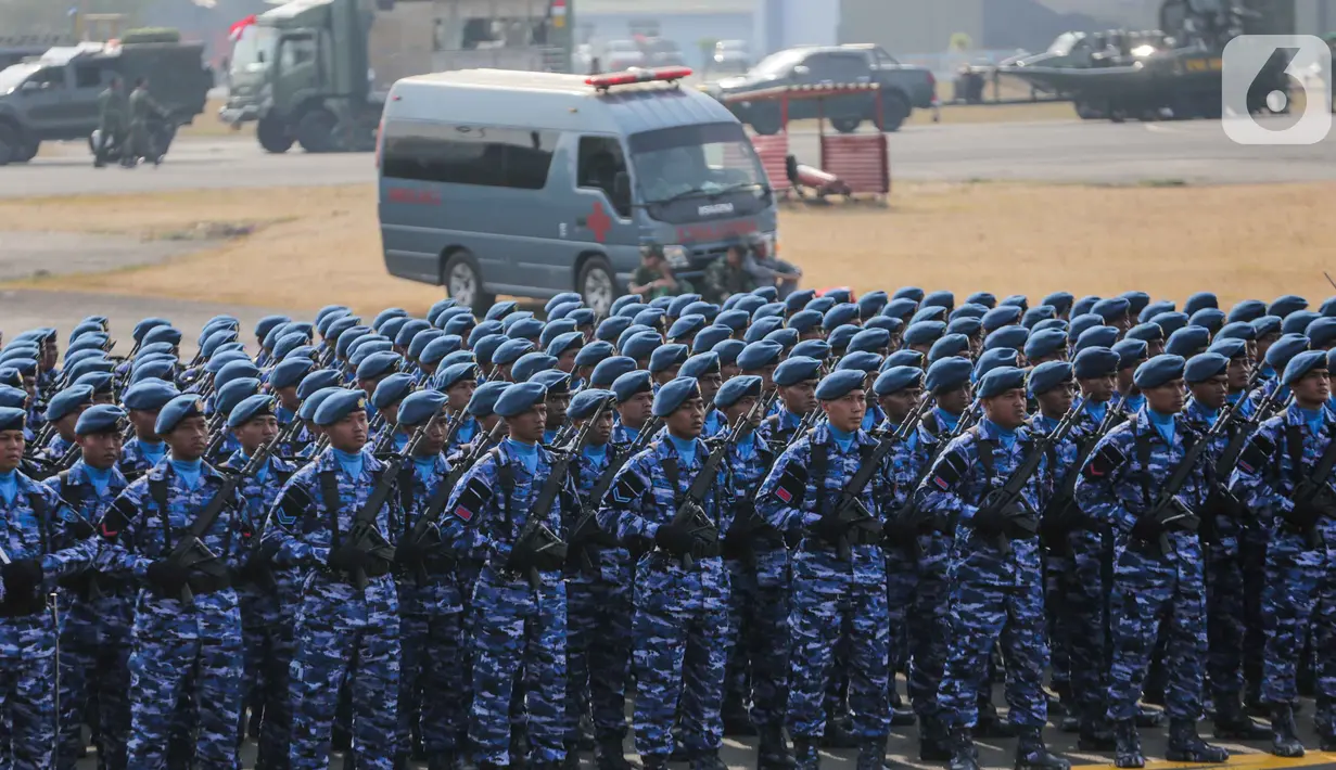 Personel TNI mengikuti upacara saat gladi bersih HUT ke-74 TNI di Lanud Halim Perdanakusuma, Jakarta, Kamis (3/10/2019). Sejumlah alutsista dikerahkan untuk memeriahkan parade HUT ke-74 TNI. (Liputan6.com/Faizal Fanani)