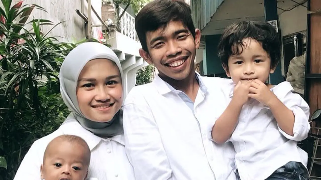Jarang Tersorot, Ini 6 Momen Kompaknya Dede Sunandar dan Istri