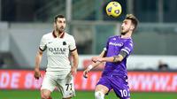 Pemain AS Roma, Henrikh Mkhitaryan, berebut bola dengan pemain Fiorentina, Gaetano Castrovilli, pada laga Liga Italia di Stadion Artemio Franchi, Rabu (3/3/2021). AS Roma menang dengan skor 2-1. (Jennifer Lorenzini/LaPresse via AP)