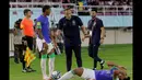 <p>Pelatih Timnas Brasil U-17, Phelipe Leal (tengah) berusaha menenangkan pemainnya setelah terjadi keributan dengan para pemain Ekuador U-17 dalam pertandingan babak 16 Besar Piala Dunia U-17 di Stadion Manahan, Solo, Senin (20/11/2023). (Bola.com/Arief Bagus)</p>