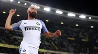 Selebrasi pemain Inter Milan, Borja Valero usai membobol gawang Verona pada lanjutan Serie A di Bentegodi stadium, Verona, (30/10/2017). Inter Milan menang 2-1. (Filippo Venezia/ANSA via AP)