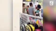 Seorang wanita bernama Nurul berhasil memergoki kelakuan bobrok suaminya selingkuh dengan wanita lain di mall.