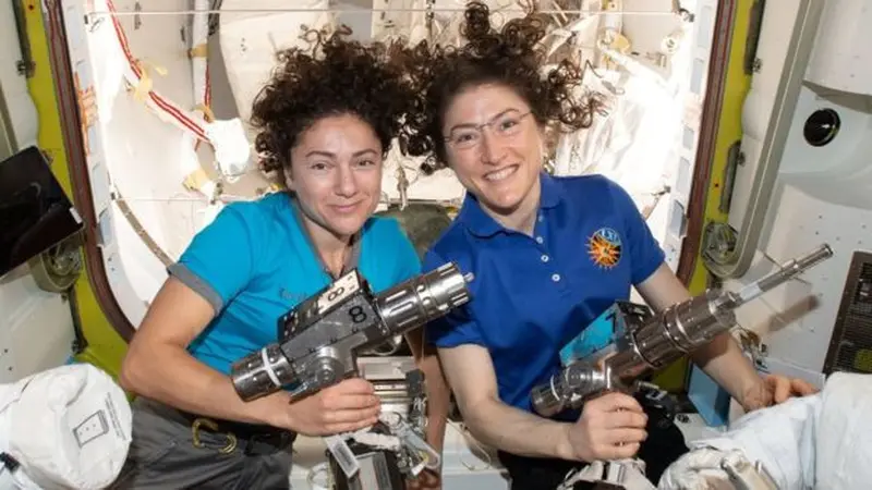 Jessica Meir (kiri) dan Christina Koch (kanan) di dalam ISS. (Science Photo Library)