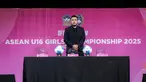 Exco PSSI, Muhammad menunjukkan kertas undian dalam acara pengundian AFF U-16 Putri 2025 Indonesia yang berlangsung di SCTV Tower, Jakarta Pusat, pada Senin (21/7/2025). (Bola.com/Bagaskara Lazuardi)