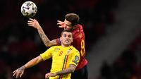 Pemain timnas Rumania, Nicolae Stanciu berebut bola dengan gelandang timnas Spanyol Saul Niguez pada matchday ke-10 Grup F Kualifikasi Piala Eropa 2020 di Wanda Metropolitano, Senin (18/11/2019). Spanyol berhasil menggasak Rumania 5-0. (PIERRE-PHILIPPE MARCOU / AFP)