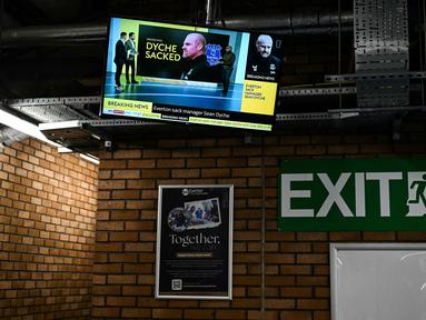 Tayangan televisi yang memberitakan tentang pemecatan pelatih Everton, Sean Dyche menjelang laga putaran ketiga Piala FA 2024/2025 antara Everton melawan Peterborough United di Goodison Park, Liverpool, Inggris, Jumat (10/01/2025) WIB. (AFP/Oli Scarff)