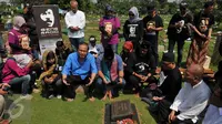 Bakal Cagub DKI, Rizal Ramli (kemeja biru) berziarah ke makam Benyamin Sueb di TPU Karet Bivak, Jakarta, Senin (5/9). Ziarah Rizal Ramli dalam rangka memperingati haul ke-21 tokoh Betawi yang akrab disapa Benyamin S itu. (Liputan6.com/Gempur M Surya)