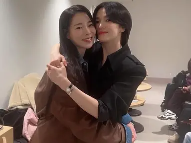 Kehadiran sahabat dan rekan-rekan Song Hye Kyo membuat suasana semakin mengharukan. Lim Ji Yeon, yang menjalin persahabatan dengan Song Hye Kyo sejak membintangi "The Glory" (2022-2023), tampak hadir sebagai bentuk dukungannya terhadap film ini. (Liputan6.com/IG/@limjjy2)