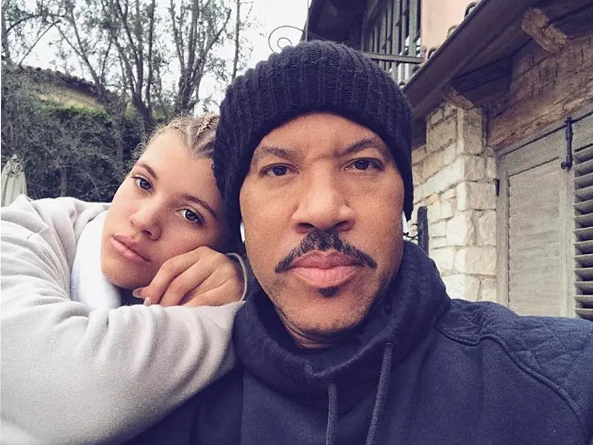 Sofia Richie merupakan anak perempuan dari penyanyi, penulis lagu, aktor dan produser rekaman, Lionel Richie dan Diana Alexander Richie, seorang perancang busana. (doc.dailymail.com)