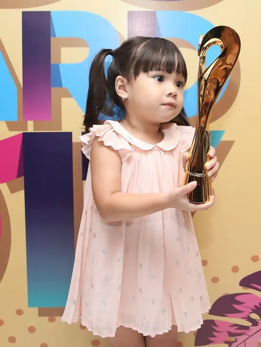 "Iya gempi dapat piala dari Mom & Kids Awards 2017 kategori Kids Seleb Kesayangan," ujar Gisella beberapa waktu lalu. (Bambang E. Ros/Bintang.com)