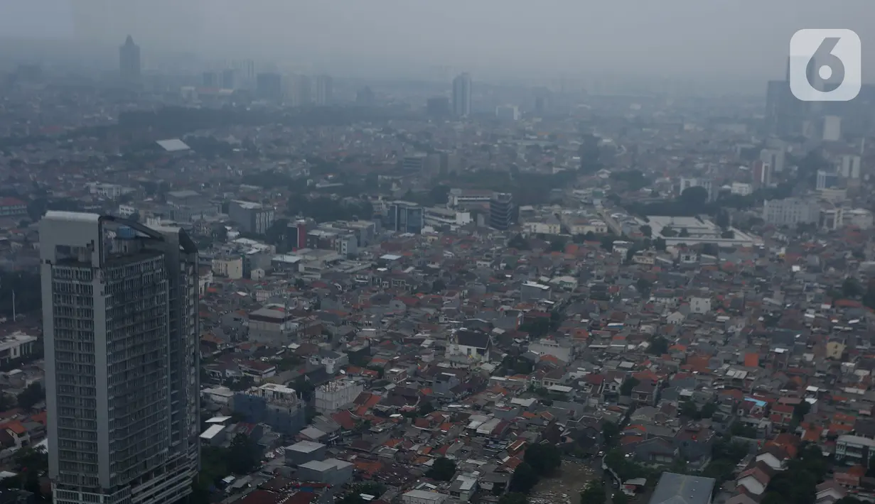 Suasana gedung-gedung bertingkat dan rumah warga yang tertutup oleh kabut polusi di Jakarta, Rabu (26/7/2023). (merdeka.com/Arie Basuki)