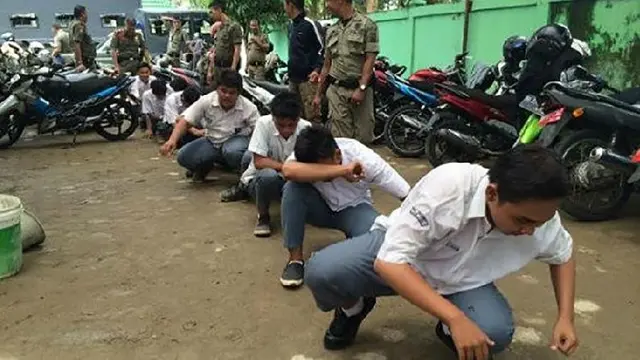 Meski Pernah Kesal, Tapi 9 Momen Dihukum Guru Ini Bikin Kangen Sekolah