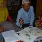 Ratemat Abu, seorang penarik becak tua renta yang membagi waktunya untuk mengajari anak-anak pemulung dan pengepul sampah di Kota Malang.