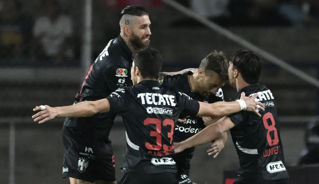 Sergio Ramos (kiri) melakukan selebrasi setelah pemain Monterrey, Sergio Canales mencetak gol ke gawang Puma dalam laga lanjutan Liga Meksiko atau Liga MX Clausura di Olimpico Universitario Stadium, Meksiko pada Minggu (16/03/2025). (AFP/Yuri Cortez)