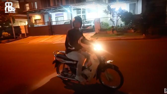 Potret Lesty Kejora dan Rizky Billar Kencan Naik Motor. (Sumber: YouTube/Rizky Billar)